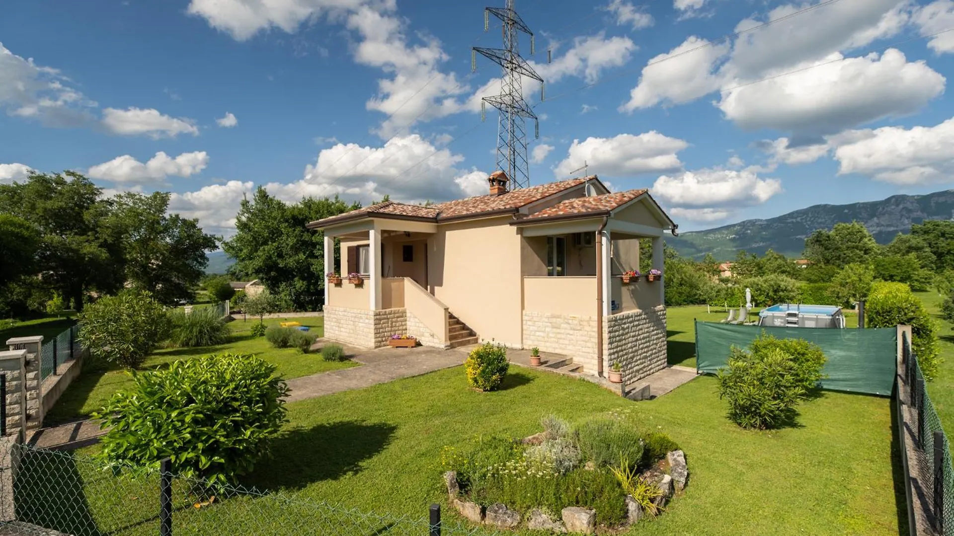 Paola Apartamento Kršan 0*,
